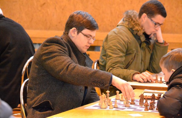 Šachmatų figūras stumdė ir didmeistriai, ir pradedantieji