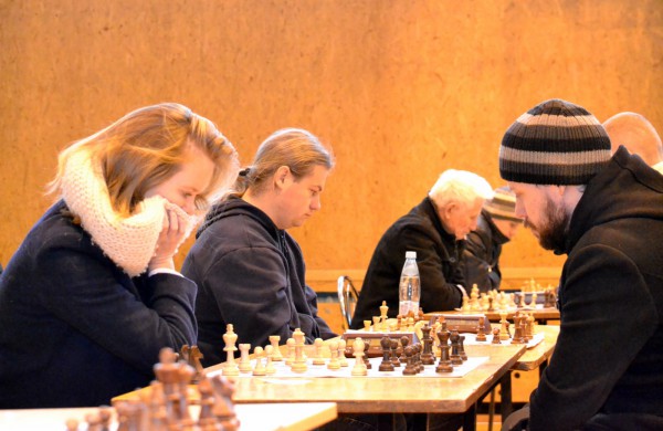 Šachmatų figūras stumdė ir didmeistriai, ir pradedantieji