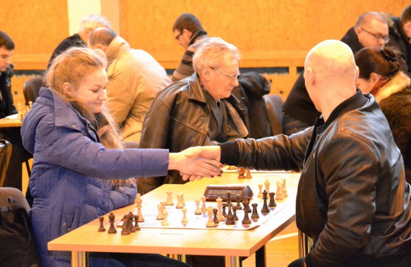 Šachmatų figūras stumdė ir didmeistriai, ir pradedantieji