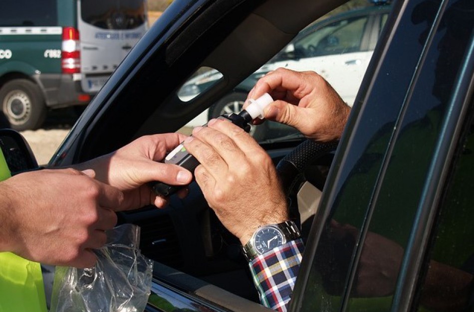 Įtvirtinta atsakomybė už alkoholio produktų vartojimą transporto priemonėse