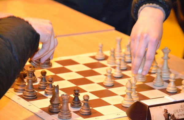 Šachmatų figūras stumdė ir didmeistriai, ir pradedantieji