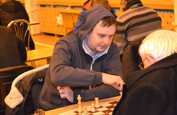 Šachmatų figūras stumdė ir didmeistriai, ir pradedantieji