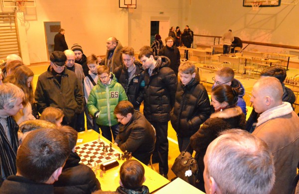 Šachmatų figūras stumdė ir didmeistriai, ir pradedantieji