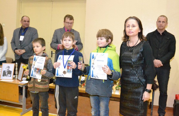 Šachmatų figūras stumdė ir didmeistriai, ir pradedantieji