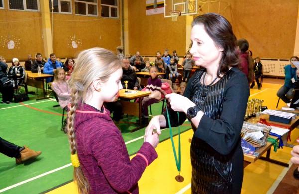 Šachmatų figūras stumdė ir didmeistriai, ir pradedantieji