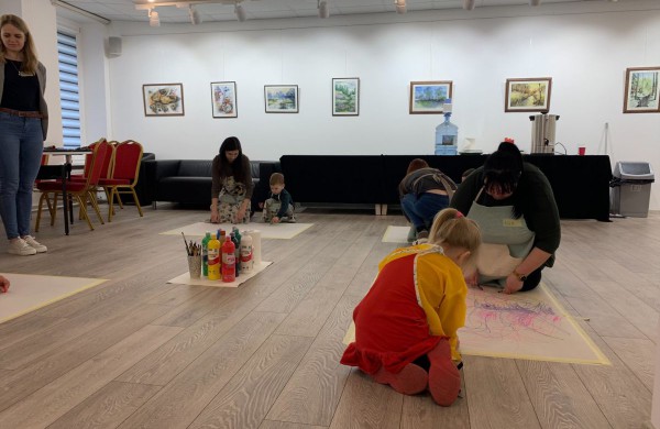 Jonavoje šurmuliuoja „Kūrybiškumo festivalis „MU22“, skatinantis puoselėti laiką drauge su vaikais