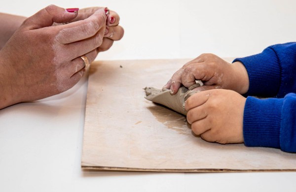 Jonavoje šurmuliuoja „Kūrybiškumo festivalis „MU22“, skatinantis puoselėti laiką drauge su vaikais