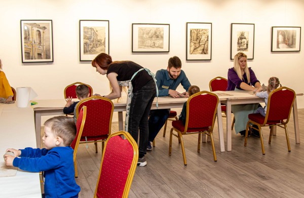 Jonavoje šurmuliuoja „Kūrybiškumo festivalis „MU22“, skatinantis puoselėti laiką drauge su vaikais