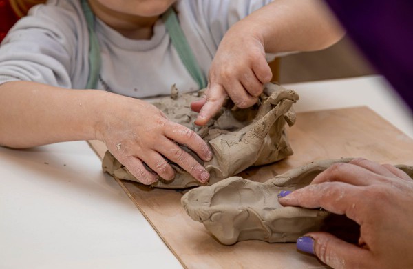 Jonavoje šurmuliuoja „Kūrybiškumo festivalis „MU22“, skatinantis puoselėti laiką drauge su vaikais