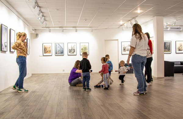 Jonavoje šurmuliuoja „Kūrybiškumo festivalis „MU22“, skatinantis puoselėti laiką drauge su vaikais