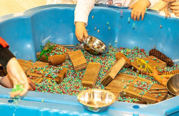 Jonavoje šurmuliuoja „Kūrybiškumo festivalis „MU22“, skatinantis puoselėti laiką drauge su vaikais