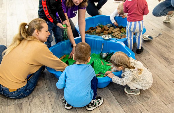 Jonavoje šurmuliuoja „Kūrybiškumo festivalis „MU22“, skatinantis puoselėti laiką drauge su vaikais