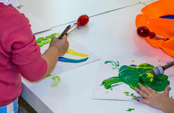 Jonavoje šurmuliuoja „Kūrybiškumo festivalis „MU22“, skatinantis puoselėti laiką drauge su vaikais