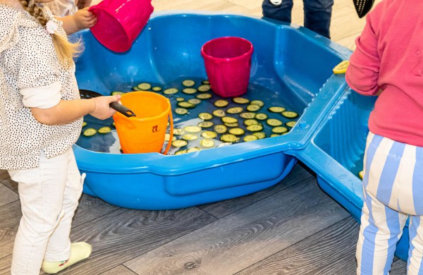 Jonavoje šurmuliuoja „Kūrybiškumo festivalis „MU22“, skatinantis puoselėti laiką drauge su vaikais