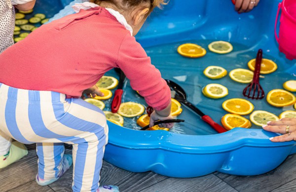 Jonavoje šurmuliuoja „Kūrybiškumo festivalis „MU22“, skatinantis puoselėti laiką drauge su vaikais