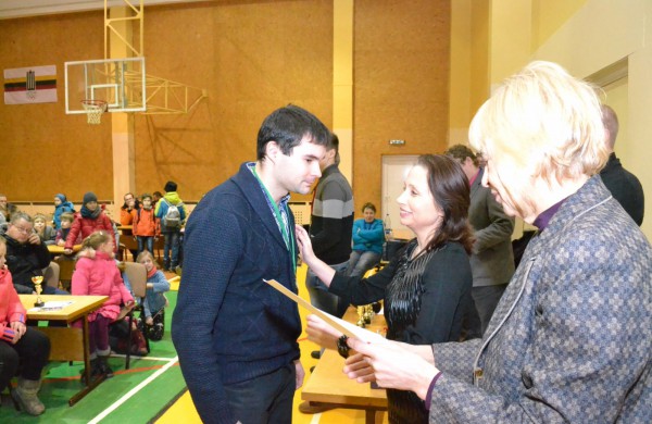 Šachmatų figūras stumdė ir didmeistriai, ir pradedantieji