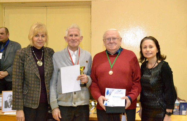 Šachmatų figūras stumdė ir didmeistriai, ir pradedantieji