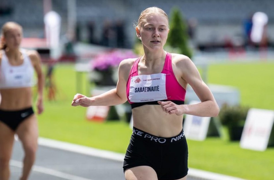 Jonavos sporto centro lengvaatletė E. Sarafinaitė buvo nepralenkiama Lietuvos lengvosios atletikos federacijos taurės varžybose