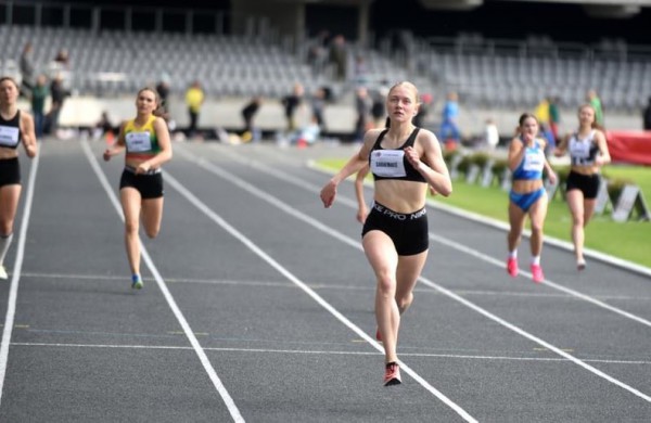 Jonavos sporto centro lengvaatletė E. Sarafinaitė buvo nepralenkiama Lietuvos lengvosios atletikos federacijos taurės varžybose