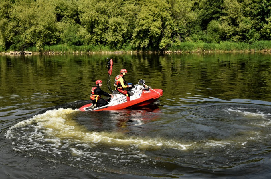 Ugniagesiai gelbėtojai prašo gyventojus saugiai elgtis vandenyje