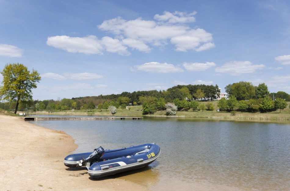 Joninių paplūdimyje valomas tvenkinio dugnas
