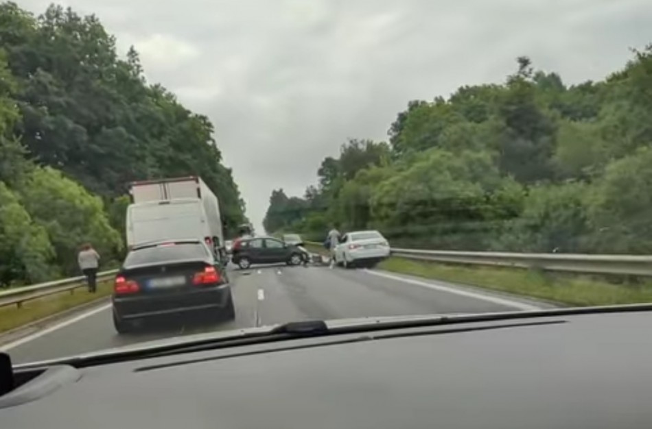 Skaudžių nelaimių pažymėtame kelyje - dviejų automobilių susidūrimas