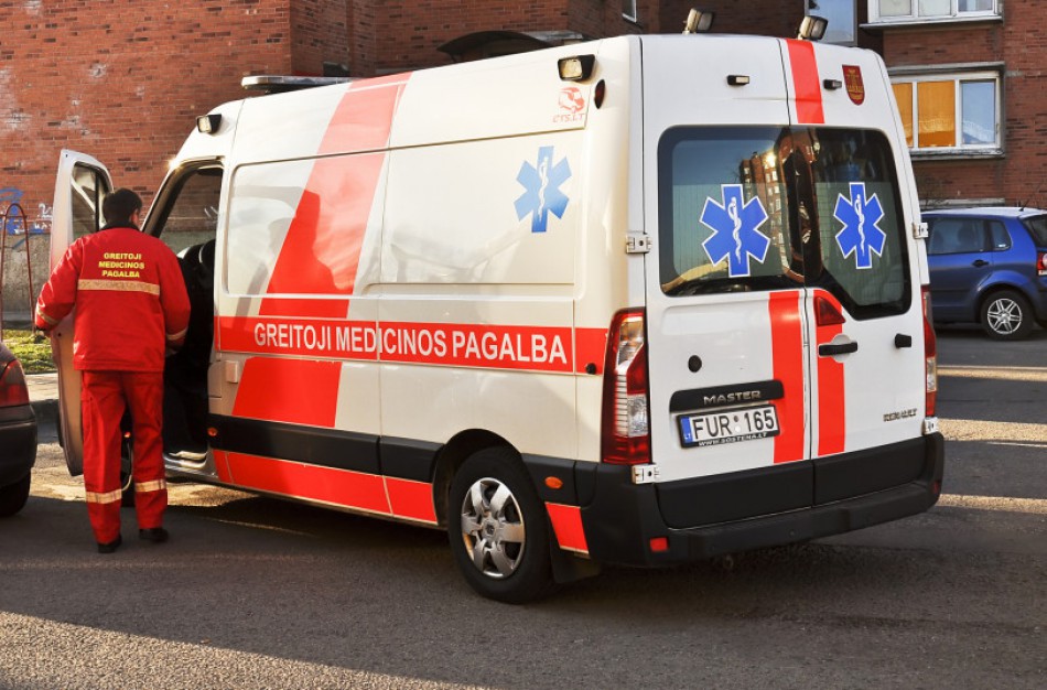 Žeimių gatvėje automobilio kliudytai senolei prireikė medikų pagalbos