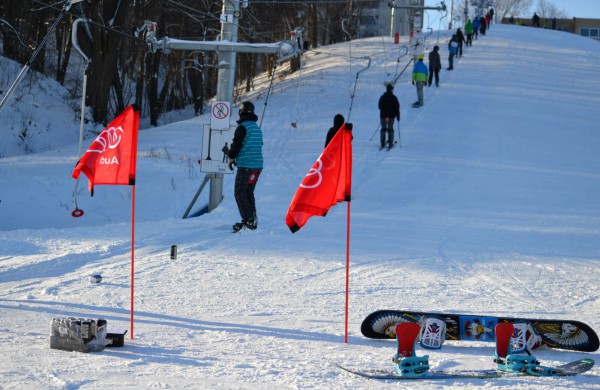 Pirmasis pasaulinės sniego dienos renginys – snieglenčių varžybos