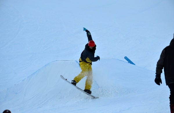 Pirmasis pasaulinės sniego dienos renginys – snieglenčių varžybos