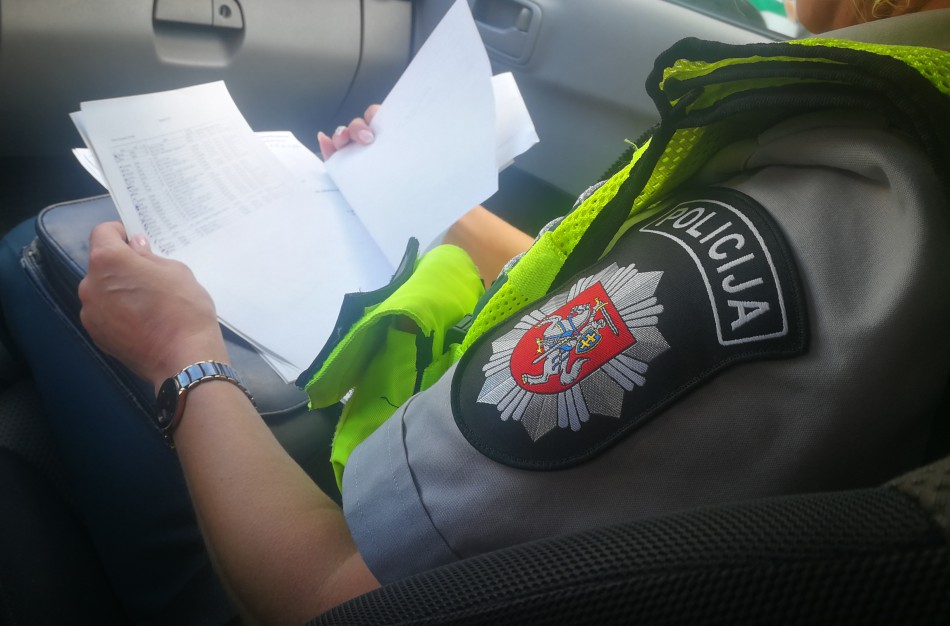 Chemikų gatvėje patikrinus vairuotoją, rastos įtartinos medžiagos