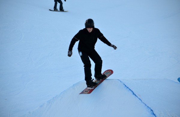 Pirmasis pasaulinės sniego dienos renginys – snieglenčių varžybos