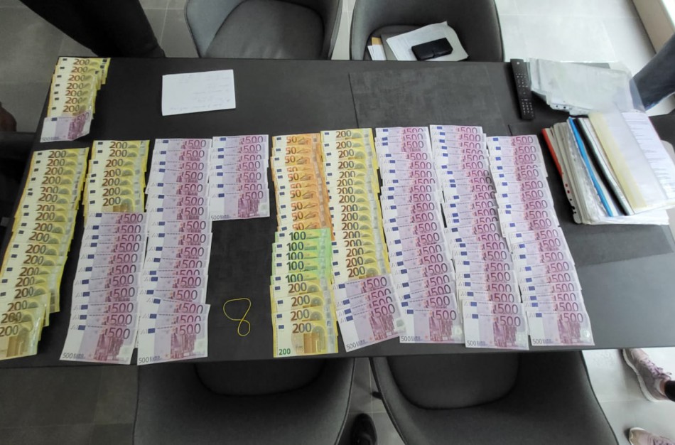 Policija automobilius pardavinėjančios įmonės buhalterijoje rado spragų