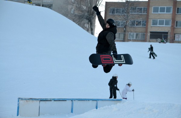 Pirmasis pasaulinės sniego dienos renginys – snieglenčių varžybos