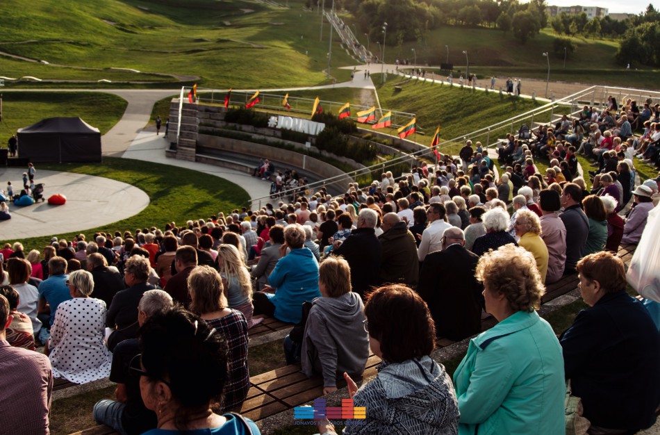 Jonaviečiai šventė Lietuvos karaliaus Mindaugo karūnavimo ir Tautiškos giesmės dieną