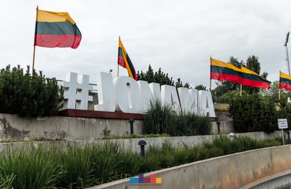 Jonaviečiai šventė Lietuvos karaliaus Mindaugo karūnavimo ir Tautiškos giesmės dieną