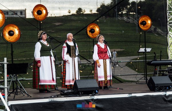 Jonaviečiai šventė Lietuvos karaliaus Mindaugo karūnavimo ir Tautiškos giesmės dieną