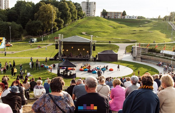 Jonaviečiai šventė Lietuvos karaliaus Mindaugo karūnavimo ir Tautiškos giesmės dieną