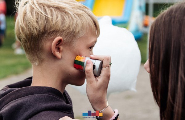 Jonaviečiai šventė Lietuvos karaliaus Mindaugo karūnavimo ir Tautiškos giesmės dieną