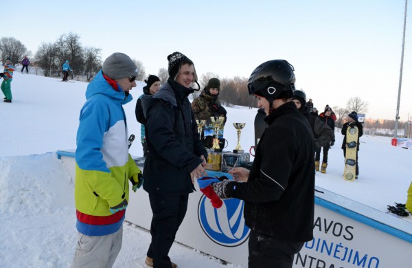 Pirmasis pasaulinės sniego dienos renginys – snieglenčių varžybos