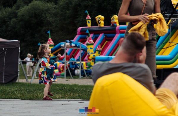 Jonaviečiai šventė Lietuvos karaliaus Mindaugo karūnavimo ir Tautiškos giesmės dieną