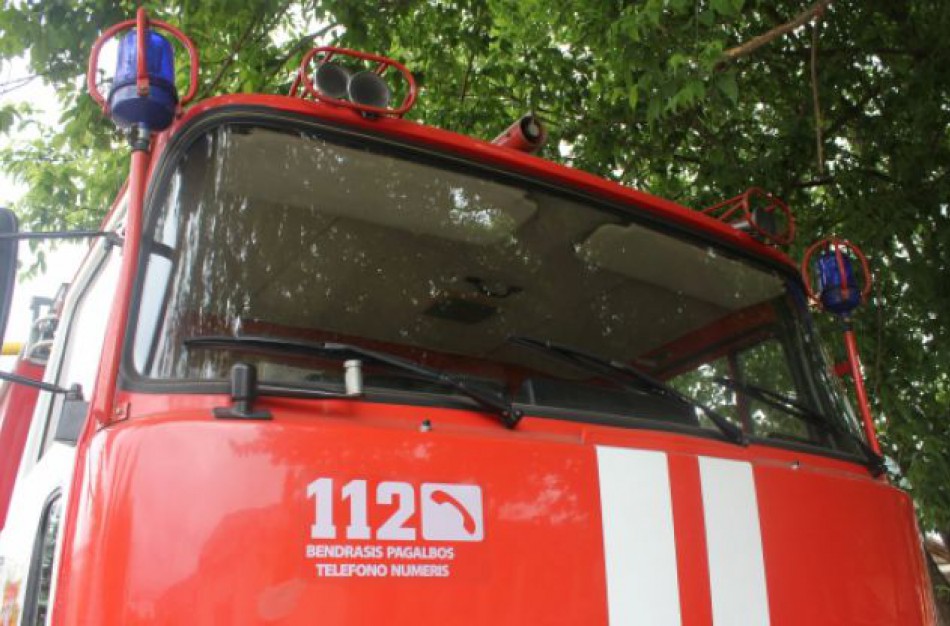 Bute kūreno įrengtą židinį, dėl ko sulaukė ugniagesių dėmesio