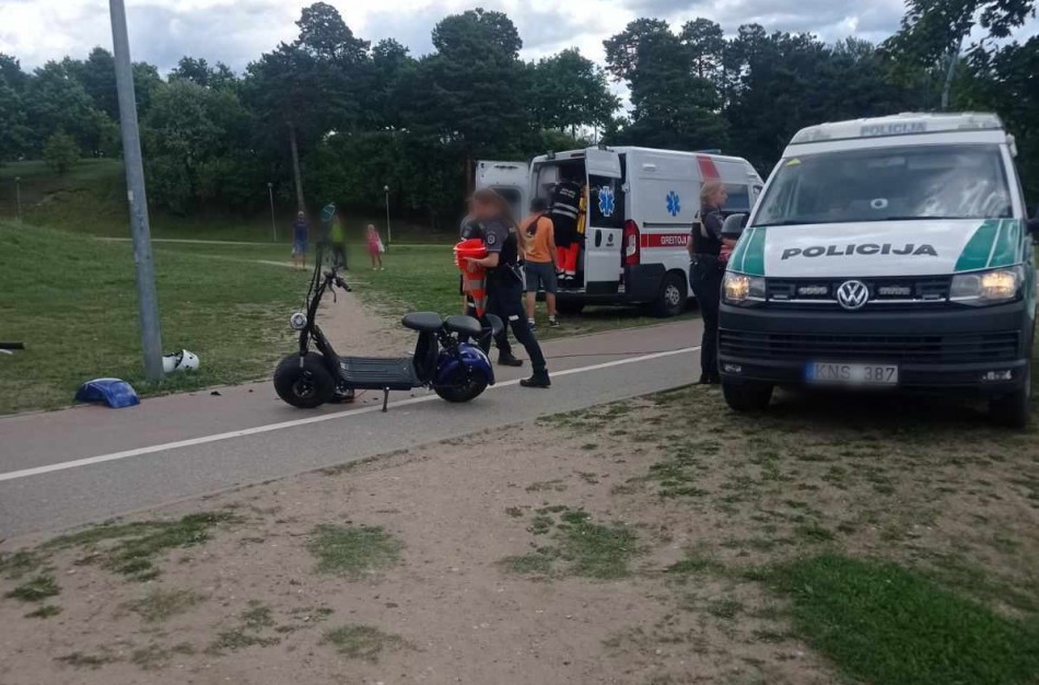 Bandymas dviese važiuoti vienu paspirtuku baigėsi sužalojimais