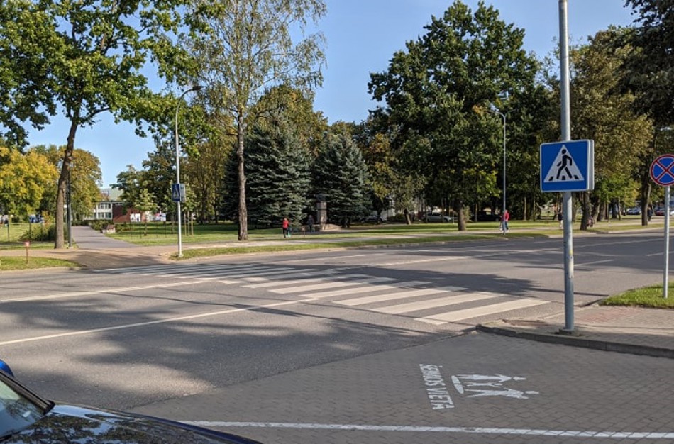 20 - metis paspirtukininkas Žeimių gatvėje partrenkė 87 metų pėsčiąjį