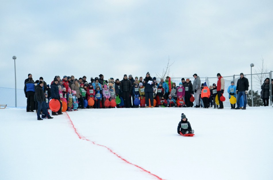 Antroji sniego diena Jonavoje palydėta čiuožynių, rogučių ir šeimų estafečių varžybomis