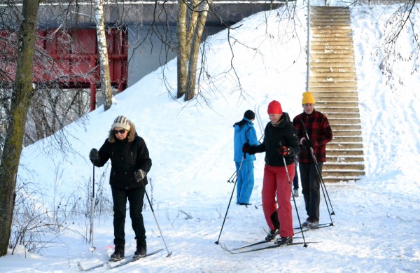 Antroji sniego diena Jonavoje palydėta čiuožynių, rogučių ir šeimų estafečių varžybomis