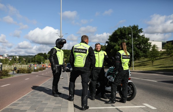 Gatvėse sutiksite kiek kitaip apsirengusius motociklus vairuojančius pareigūnus: jie renkasi tinkamiausią aprangą