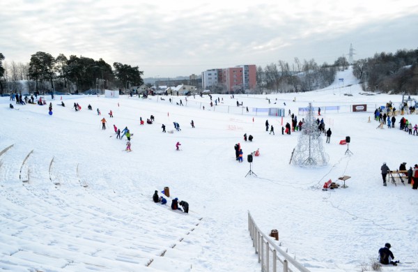 Antroji sniego diena Jonavoje palydėta čiuožynių, rogučių ir šeimų estafečių varžybomis