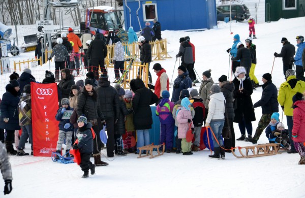Antroji sniego diena Jonavoje palydėta čiuožynių, rogučių ir šeimų estafečių varžybomis