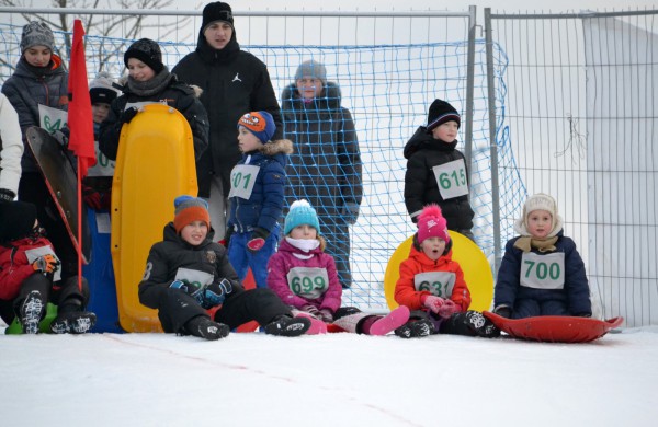 Antroji sniego diena Jonavoje palydėta čiuožynių, rogučių ir šeimų estafečių varžybomis