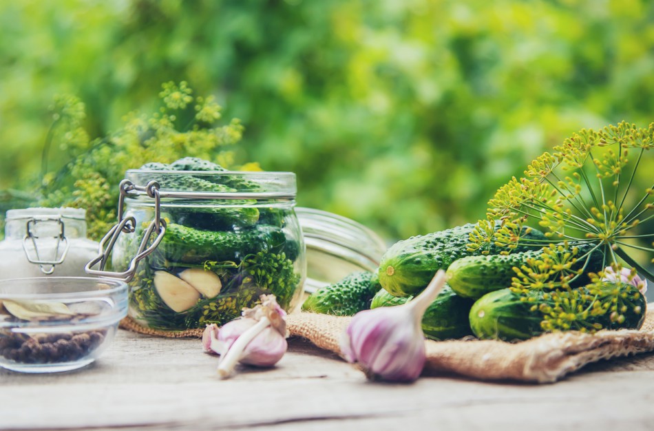 Dietologė atsakė į amžinai kamuojantį klausimą: kas geriau – rauginti ar marinuoti agurkai?